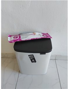 Brabantia Pattumiera Bo 4L - Cestino piccolo ed elegante - Apertura e chiusura soft - Igienico e poco ingombrante - appendibile  2
