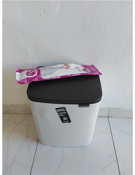 Brabantia Pattumiera Bo 4L - Cestino piccolo ed elegante - Apertura e chiusura soft - Igienico e poco ingombrante - appendibile 