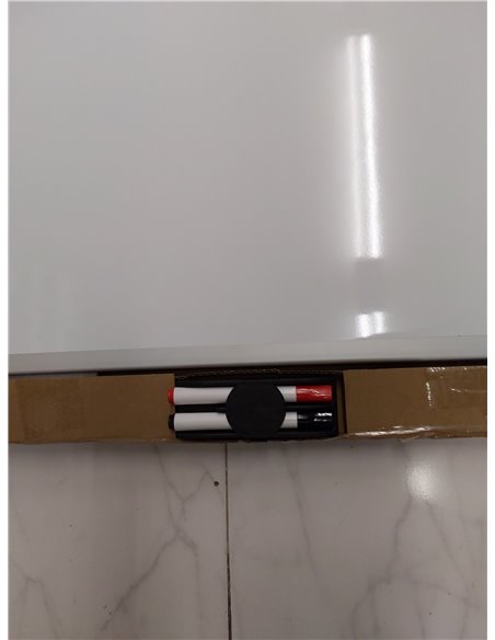 Amazon Basics Pizarra blanca magnética con bandeja para rotuladores y marco de aluminio, 150 cm x 100 cm