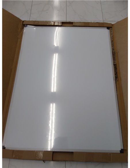 Amazon Basics Pizarra blanca magnética con bandeja para rotuladores y marco de aluminio, 120 cm x 90 cm