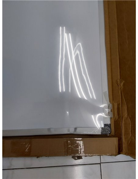 Amazon Basics Pizarra blanca magnética con bandeja para rotuladores y marco de aluminio, 120 cm x 90 cm