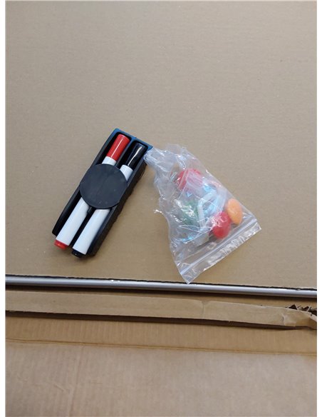 Amazon Basics Pizarra blanca magnética con bandeja para rotuladores y marco de aluminio, 120 cm x 90 cm