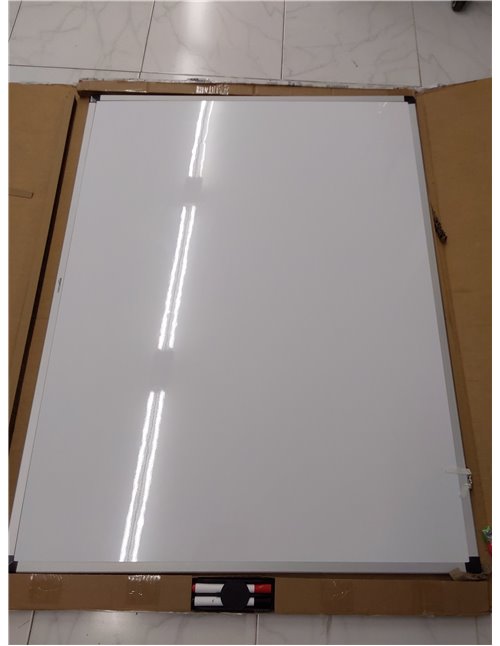 Amazon Basics Pizarra blanca magnética con bandeja para rotuladores y marco de aluminio, 120 cm x 90 cm