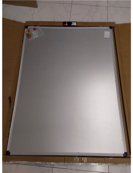 Amazon Basics Pizarra blanca magnética con bandeja para rotuladores y marco de aluminio, 120 cm x 90 cm