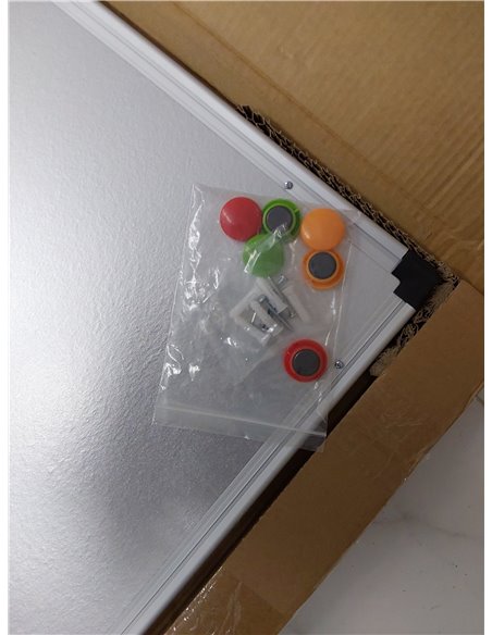 Amazon Basics Pizarra blanca magnética con bandeja para rotuladores y marco de aluminio, 120 cm x 90 cm