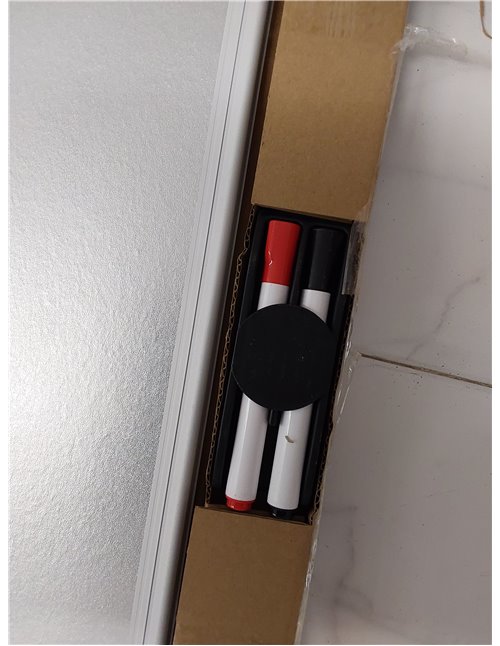 Amazon Basics Pizarra blanca magnética con bandeja para rotuladores y marco de aluminio, 120 cm x 90 cm