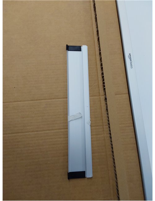 Amazon Basics Pizarra blanca magnética con bandeja para rotuladores y marco de aluminio, 120 cm x 90 cm