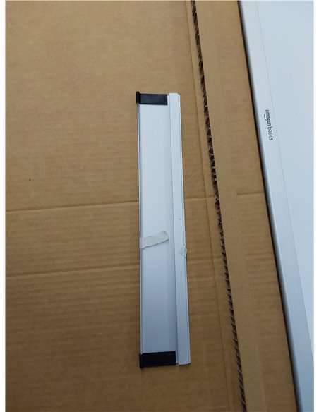 Amazon Basics Pizarra blanca magnética con bandeja para rotuladores y marco de aluminio, 120 cm x 90 cm