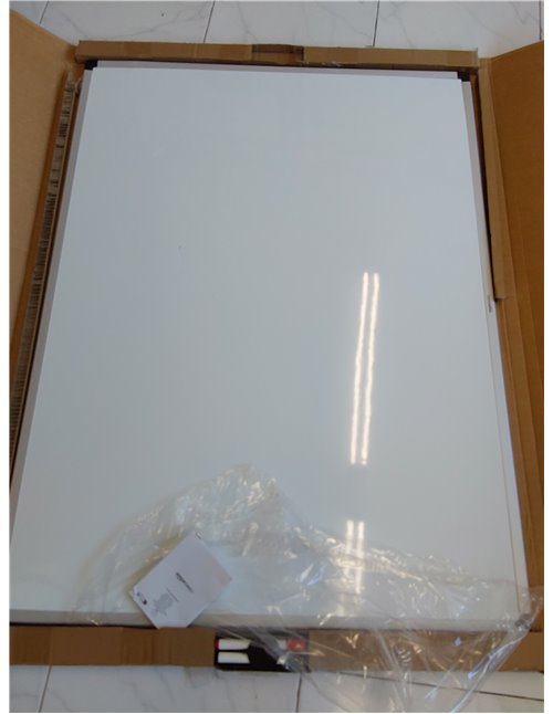 Amazon Basics Pizarra blanca magnética con bandeja para rotuladores y marco de aluminio, 120 cm x 90 cm