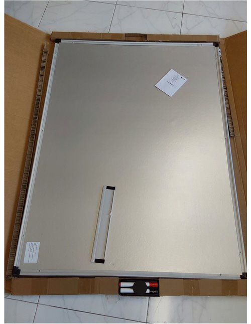 Amazon Basics Pizarra blanca magnética con bandeja para rotuladores y marco de aluminio, 120 cm x 90 cm