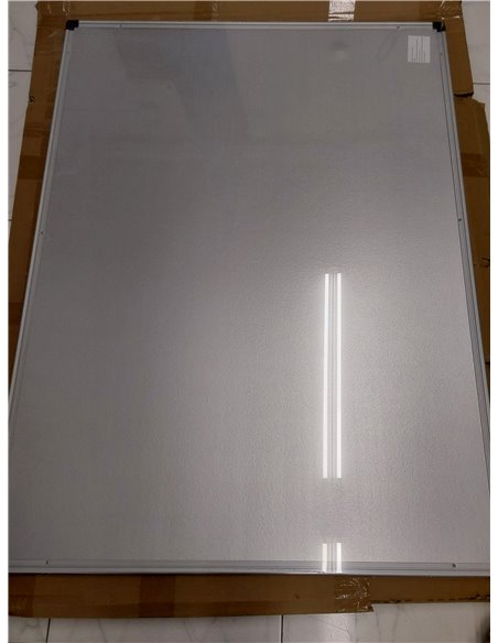 Amazon Basics Pizarra blanca magnética con bandeja para rotuladores y marco de aluminio, 120 cm x 90 cm