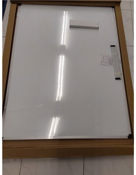 Amazon Basics Pizarra blanca magnética con bandeja para rotuladores y marco de aluminio, 120 cm x 90 cm