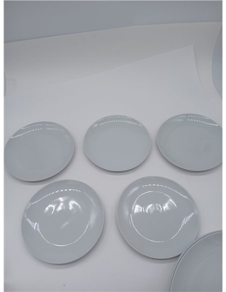 Amazon Basics Vajilla, 6 servicios, Paquete de 18, Porcelana blanca lisa