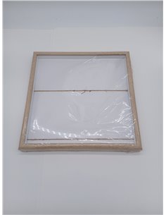 Cuadro con marco en madera color beige, con cuerdas en el fondo para añadir decoración