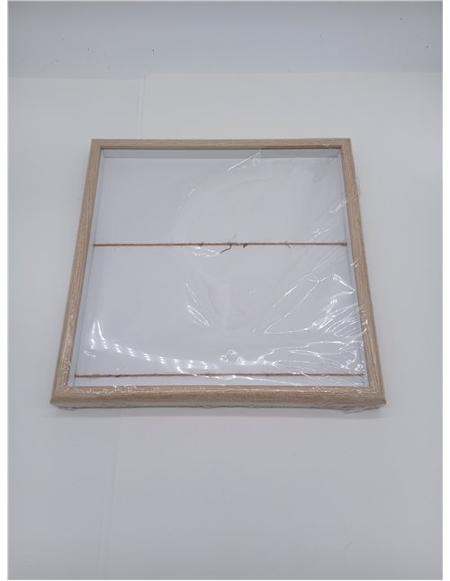 Cuadro con marco en madera color beige, con cuerdas en el fondo para añadir decoración