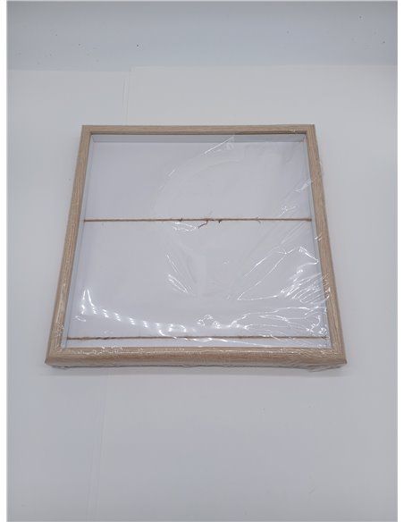 Cuadro con marco en madera color beige, con cuerdas en el fondo para añadir decoración