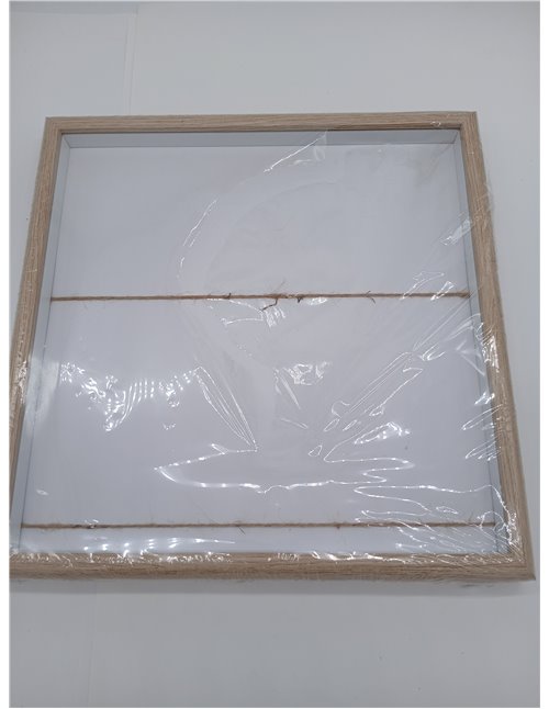 Cuadro con marco en madera color beige, con cuerdas en el fondo para añadir decoración