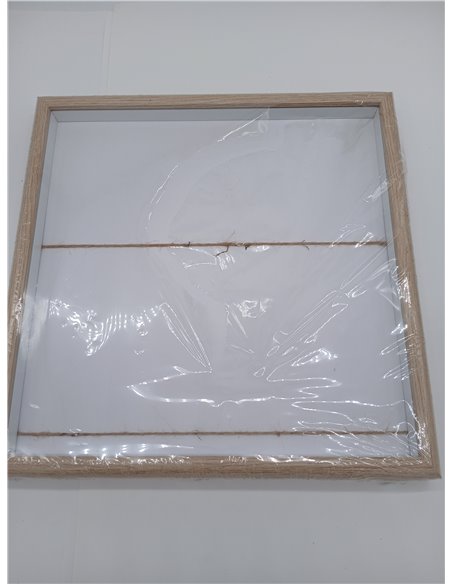 Cuadro con marco en madera color beige, con cuerdas en el fondo para añadir decoración