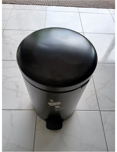 Brabantia NewIcon - Cubo de basura de pedal de 20 litros, color negro mate