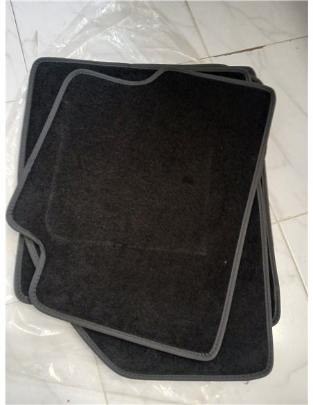 Juego de Alfombras para Coche Universales. 81% PVC 19% Moqueta, tamaño 65x45 cm / 33x45 cm. Protegen el Suelo Original del vehíc