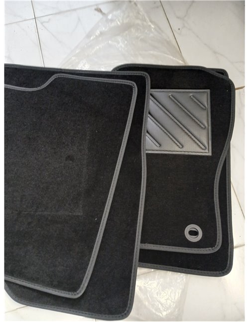 Juego de Alfombras para Coche Universales. 81% PVC 19% Moqueta, tamaño 65x45 cm / 33x45 cm. Protegen el Suelo Original del vehíc