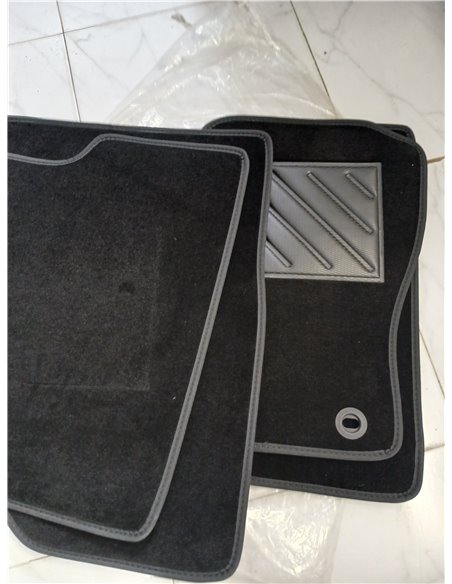 Juego de Alfombras para Coche Universales. 81% PVC 19% Moqueta, tamaño 65x45 cm / 33x45 cm. Protegen el Suelo Original del vehíc