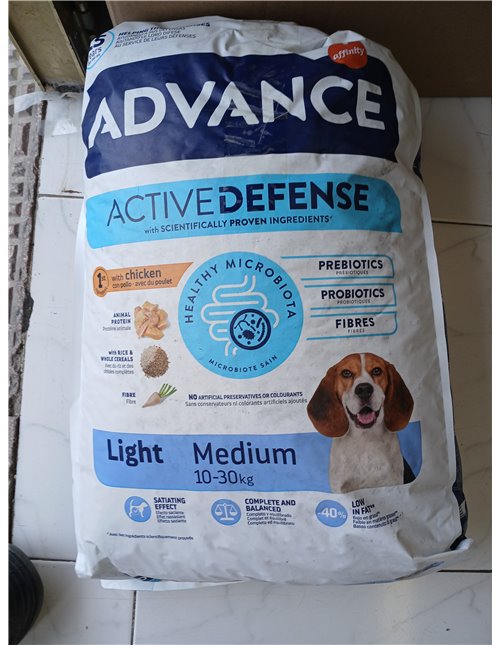 Advance Medium Adult Light, Pienso para Perros Adultos de Razas Medianas Bajo en Grasa con Pollo, 12kg