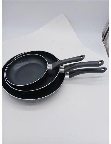 Amazon Basics Set of 3 Non-Stick Frying Pans - 20 cm, 25 cm and 30 cm, Black