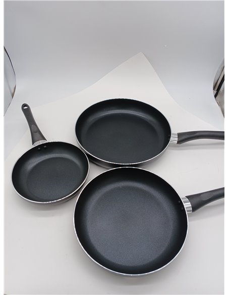 Amazon Basics Set of 3 Non-Stick Frying Pans - 20 cm, 25 cm and 30 cm, Black