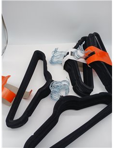 Amazon Basics - Perchas de terciopelo para trajes - Paquete de 50, Negro 2